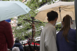 Lluvia el la procesión de la Cofradia de la Fe